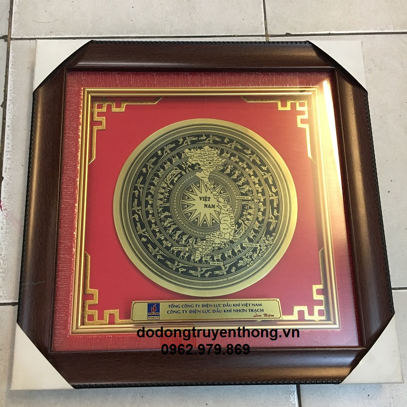 tranh mặt trống đồng gắn mác lời tặng